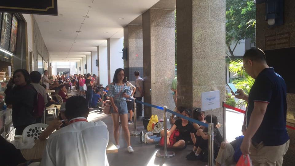 People queuing for the Huawei Y6 Pro smartphone . (Photo: Facebook/Xylvie Wong)