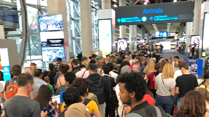 Eternal queues greet travelers to the hellscape of Suvarnabhumi Airport as documented by a well-known Aussie expat. Photo: Andrew Biggs / Twitter 