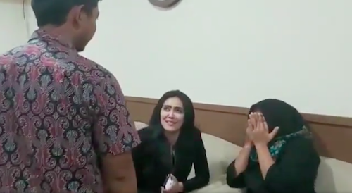 Baiq Nuril (Right) crying after hearing that President Joko Widodo signed off on her amnesty. Photo: Twitter/@DamarJuniarto