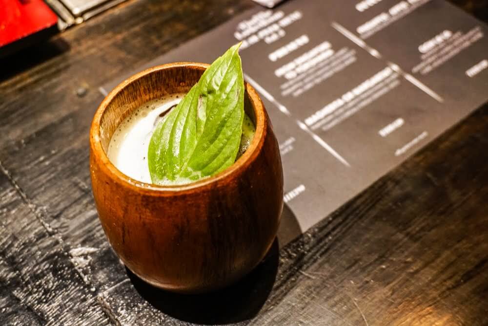 “From Singapore to Yokohama” cocktail by Patiphan “Fluke” Klayntar. <i></noscript>Photo: Coconuts Media</i>