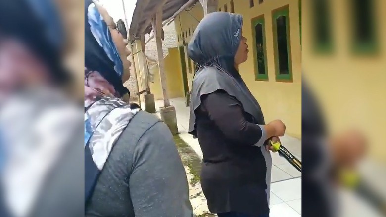 Screenshot from viral video showing two of the women sentenced going door-to-door and spreading misinformation about President Jokowi. 
