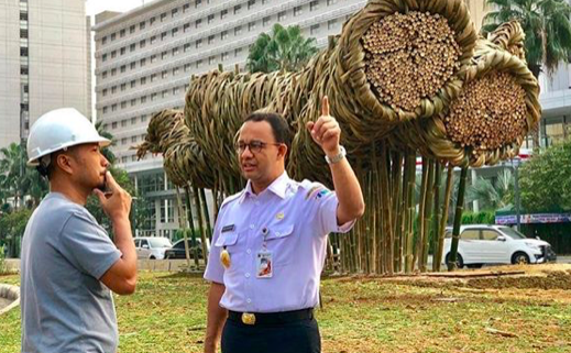 Jakarta Governor Anies Baswedan (Right) in front of Getah Getih bamboo art installation. Photo: Instagram/@aniesbaswedan