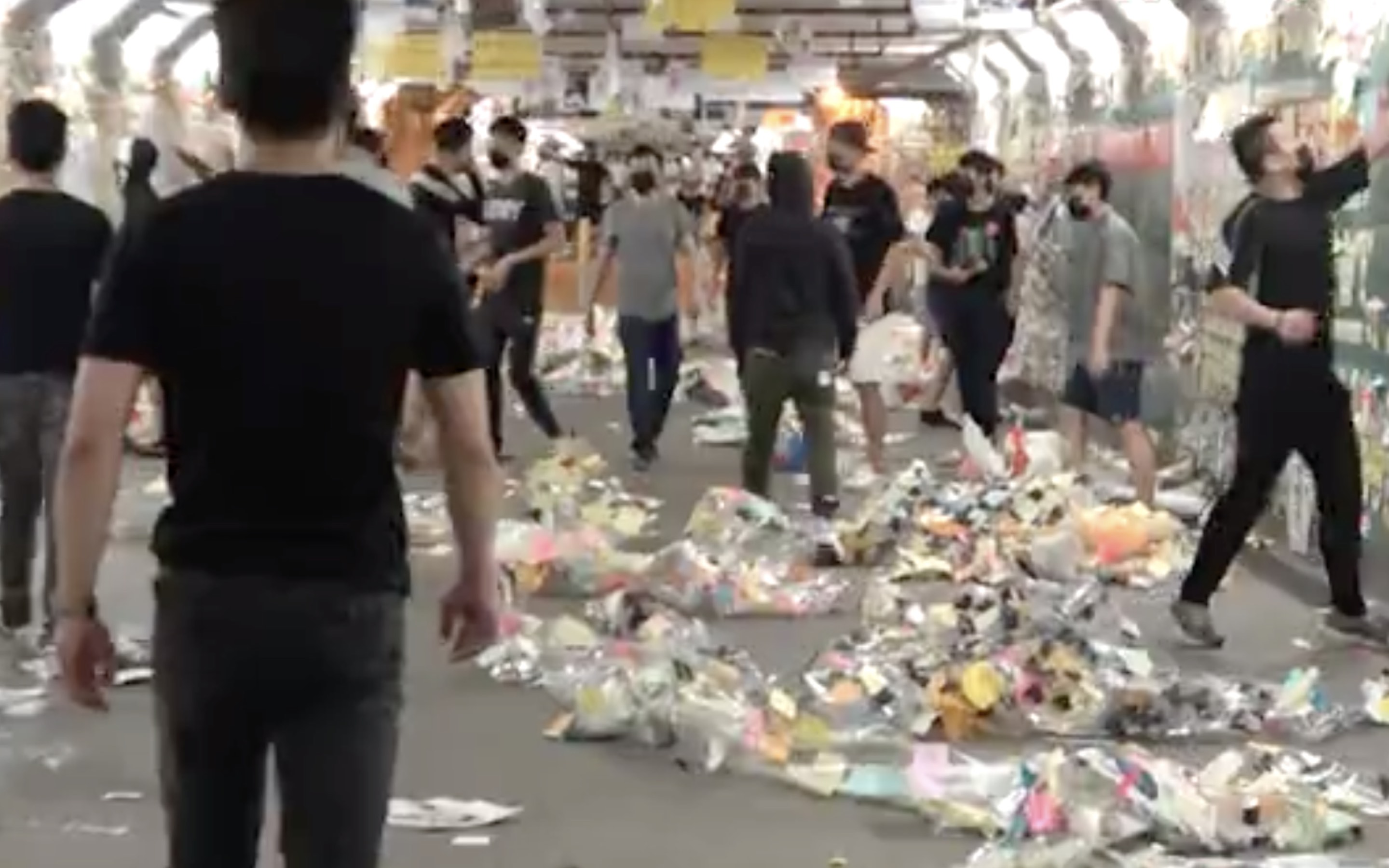 Hundreds of people wearing face masks were spotted tearing down Post-It notes from the Tai Po Lennon Tunnel in the early hours of this morning. Screeengrab via Apple Daily video.
