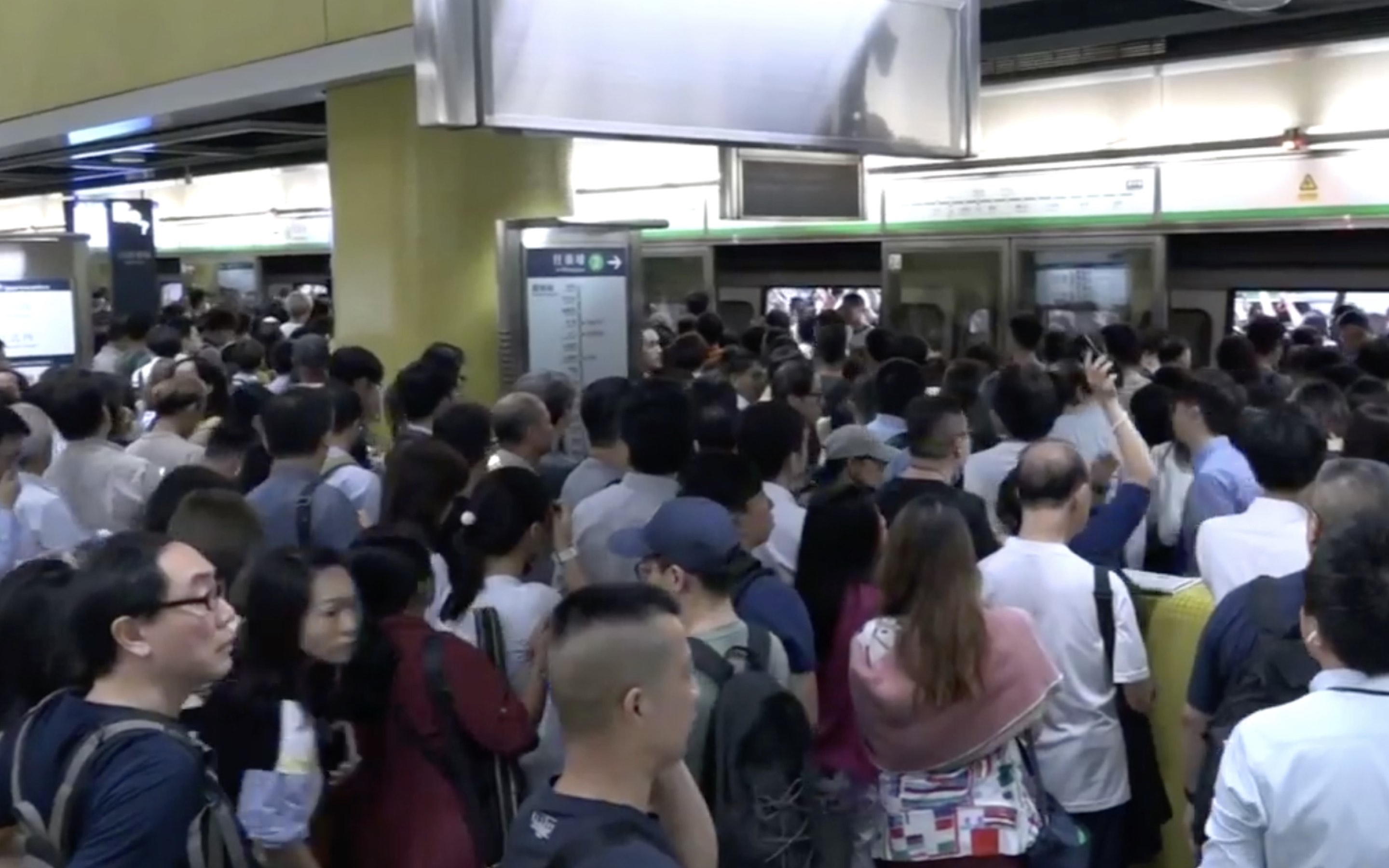 Commuters on a platform at Tiu King Leng MTR station. Screengrab via Facebook/RTHK.