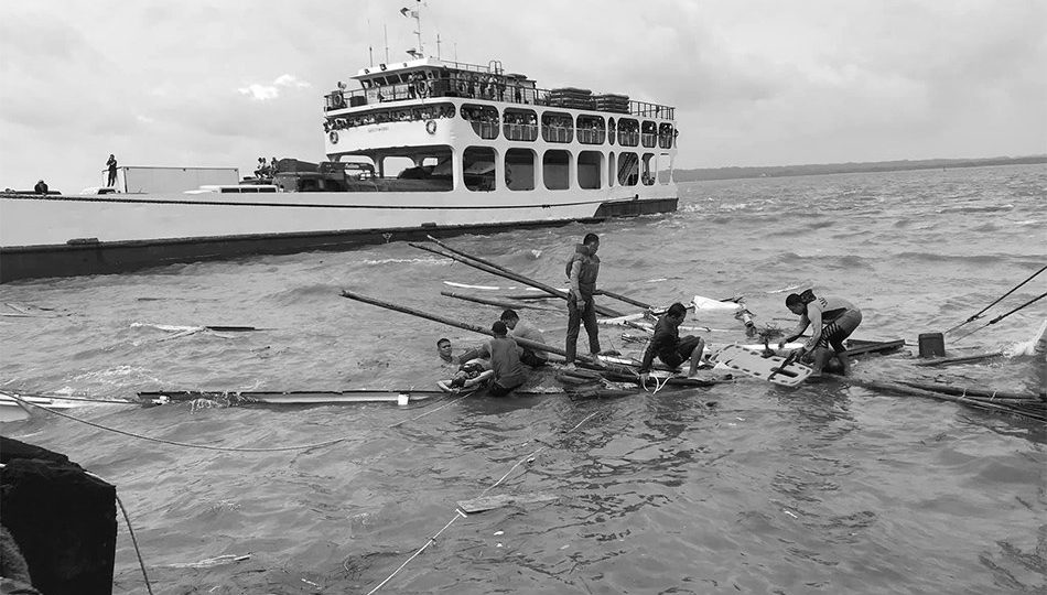 Eleven dead bodies were discovered underneath one of the capsized boats off the Iloilo-Guimaras Strait. <i></noscript>Photo: ABS-CBN News</i>