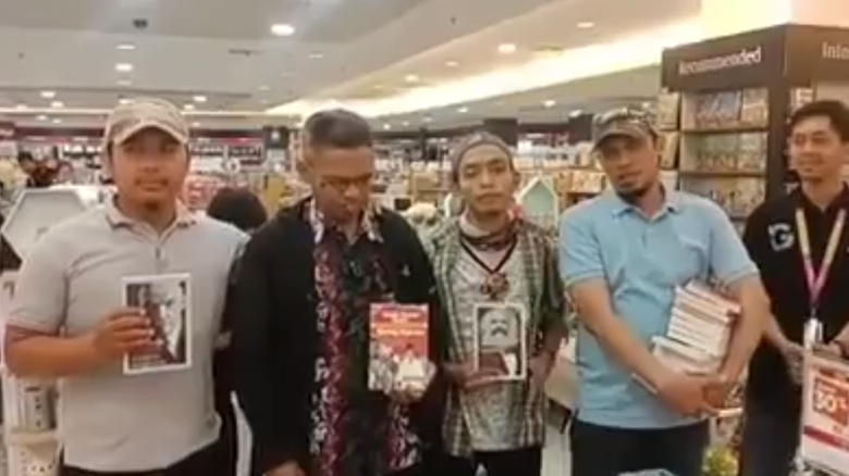 Members of Brigade Muslim Indonesia at a Gramedia bookstore in Makassar demanding that books about Karl Marx be banned. Screenshot: @tanah.merdeka / Instagram