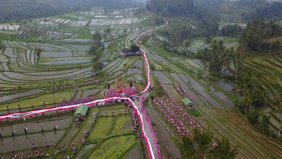 1,700 police officers took part in the record-setting event by holding up the 1,945-meter long Indonesian flag. Photo: Humas Polda Bali