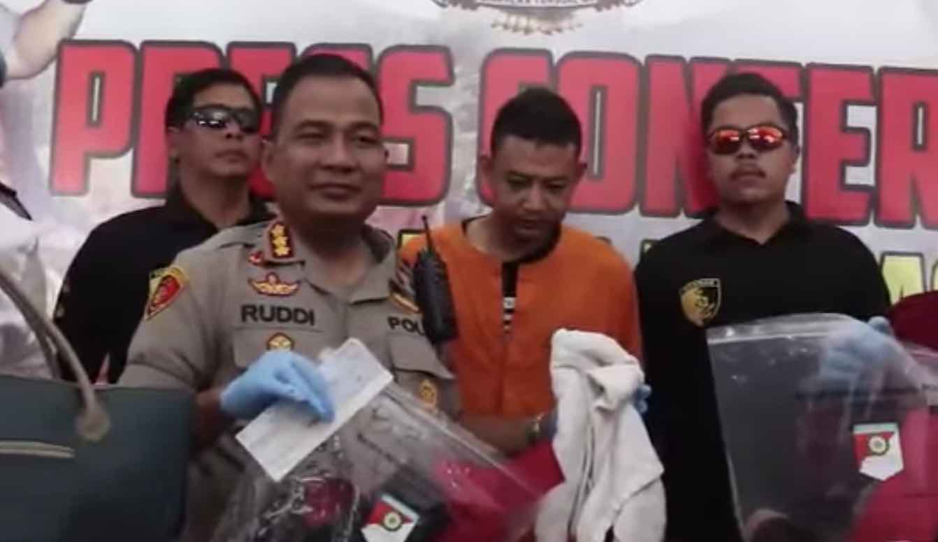 Bagus Putu Wijaya, in orange jumpsuit, at the Denpasar Police on August 12. Photo: Polresta Denpasar / Facebook