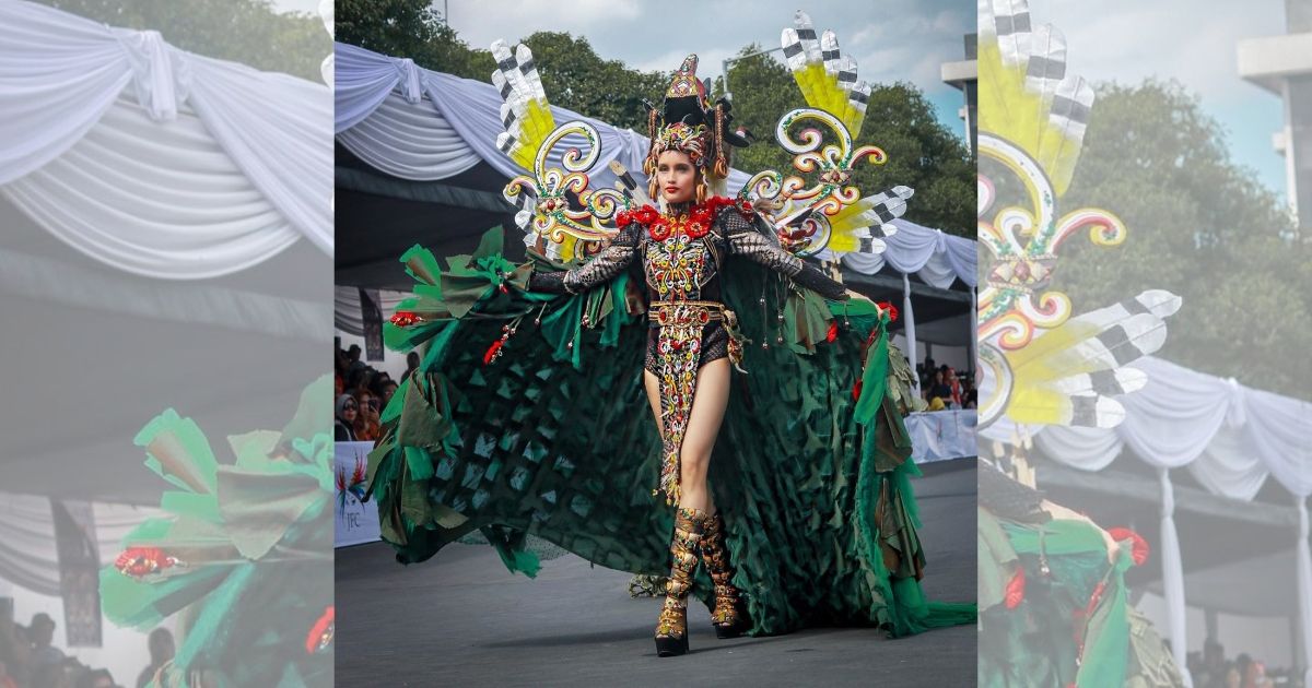Indonesian actress Cinta Laura Kiehl in her Dayak-inspired costume at Jember Fashion Carnaval. Photo: Instagram/@claurakiehl