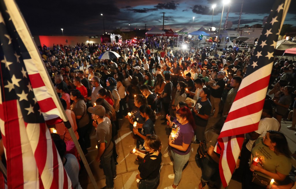 People attend a candlelight vigil at a makeshift memorial honoring victims of a mass shooting which left at least 22 people dead, on August 7, 2019 in El Paso, Texas. Photo: Mario Tama/Getty Images/AFP