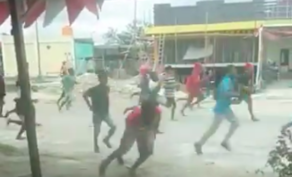 Protesters in the West Papuan city of Sorong chasing after riot police on Aug 20, 2019. Photo: video screengrab from Twitter/@VeronicaKoman