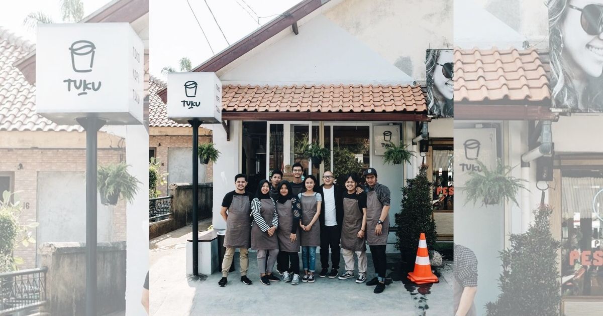 Toko Kopi Tuku’s founder Andanu Prasetyo (middle, wearing a white T-shirt and black jacket) and his team posing in front of the new Karang Tengah outlet in Lebak Bulus, South Jakarta. Photo: Instagram/@tokokopituku