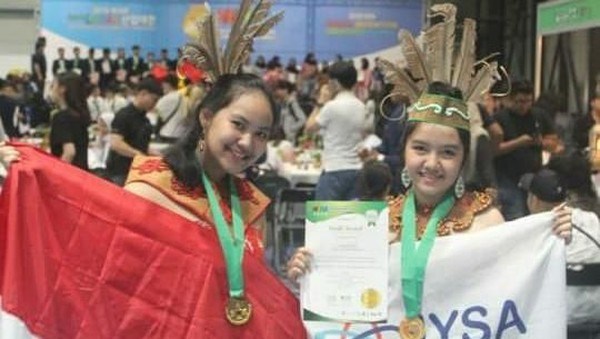 Anggina Rafitri (Left) and Aysa Aurealya Maharani after winning their gold medals at the World Invention Creativity Olympic in Seoul on July 25, 2019. Photo: Indonesian Young Scientists Association