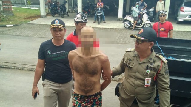 File photo of Satpol PP officers detaining a foreigner who allegedly exhibited disturbing behavior in Ubud in August 2019. Photo: Satpol PP Gianyar
