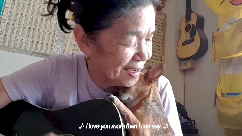 t 70-year-old Malinda Herman serenading her Chihuahua with her rendition of More Than I Can Say. Old woman and small dog/ Facebook 