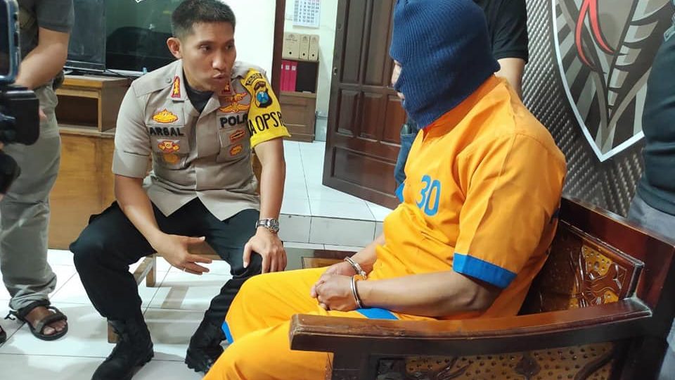 Sugeng Slamet being questioned by police. Photo: Facebook/@M. Arsal Sahban