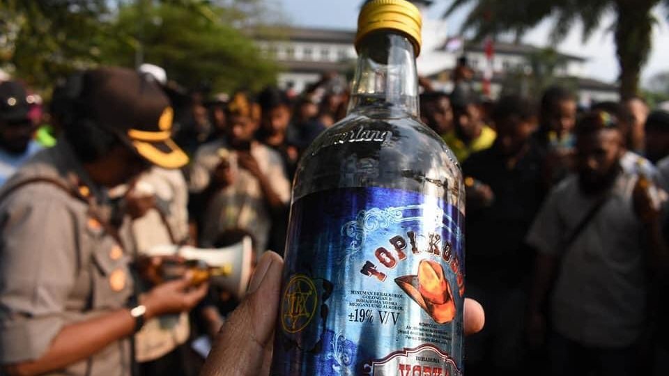 One vodka bottle allegedly given by a police officer to pro-Papua protesters in Bandung, West Java on Aug 22, 2019. Photo: Twitter/@VeronicaKoman