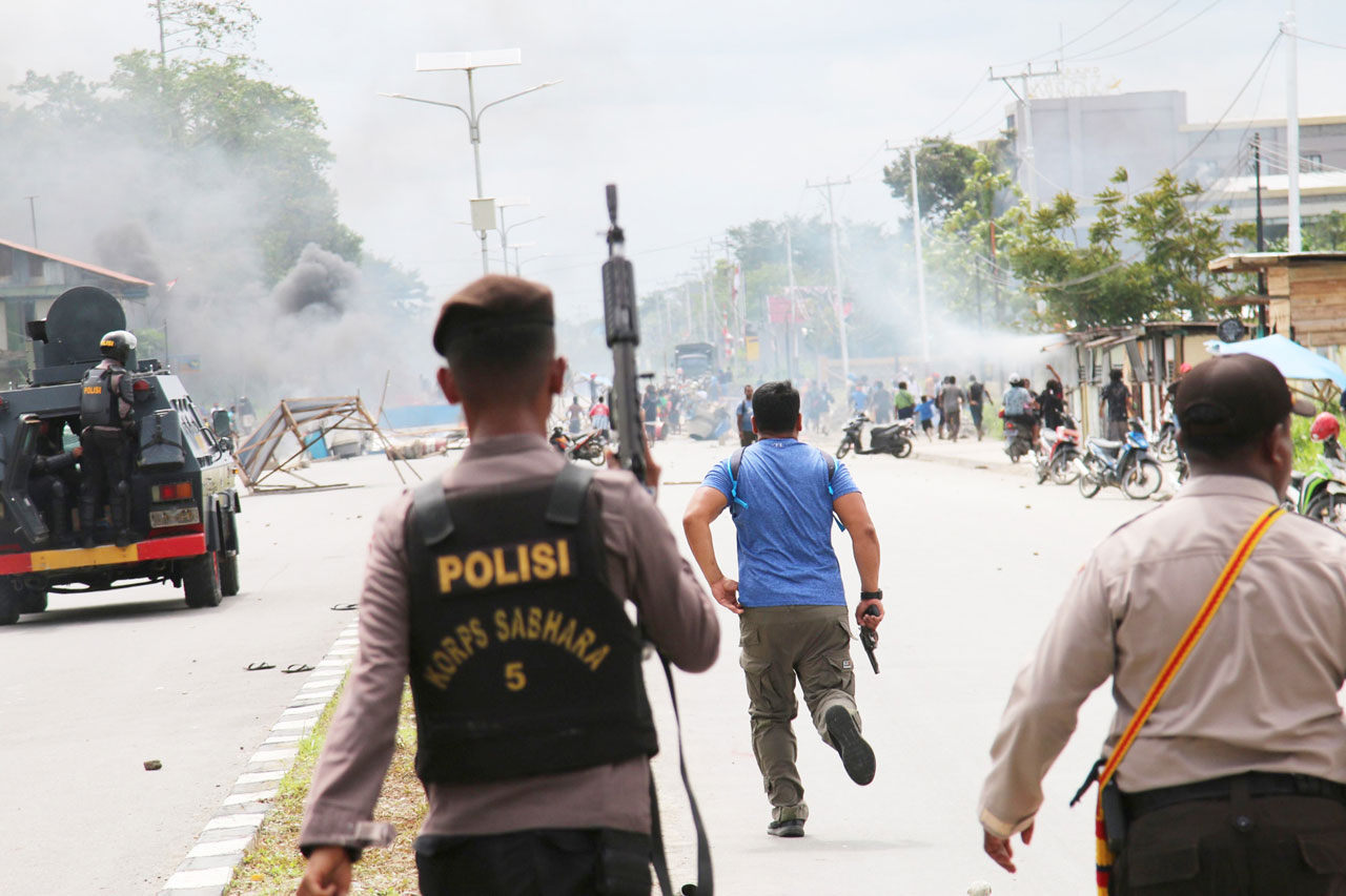 Indonesian policemen disperse protesters in Timika, Indonesia’s restive Papua province, on August 21, 2019.
SEVIANTO PAKIDING / AFP