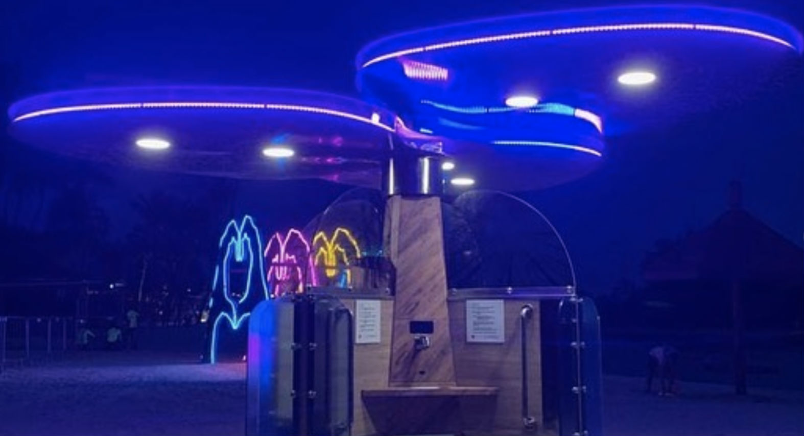 The No Fry Zone kiosk when it lights up at night. (Photo: Instagram/@nofryzonesss)