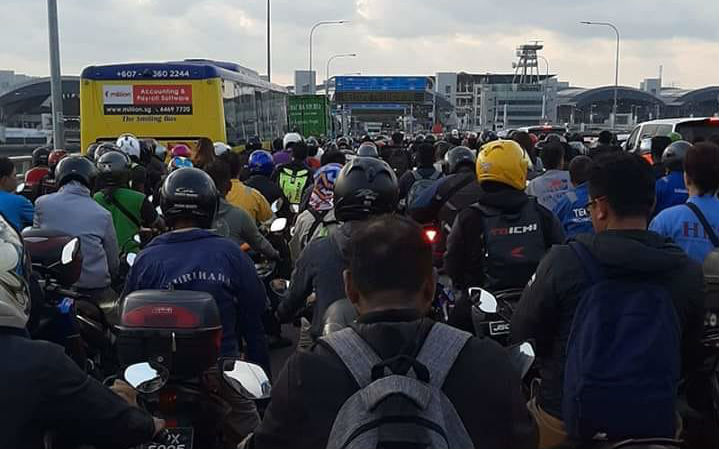 View of traffic jam at Tuas Checkpoint. (Photo: SINK – Singapore Ink/fb) 