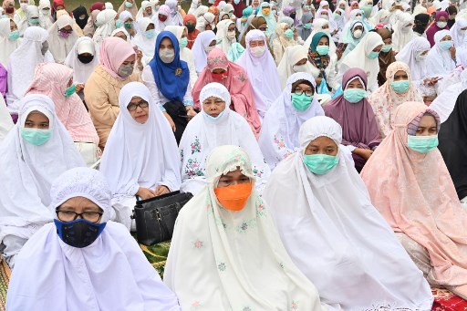 Indonesian Muslims, most seen wearing pollution masks, gather for special prayers asking for rain in Pekanbaru, Riau province on September 13, 2019, as smog from rainforest fires envelop the Southeast Asian region. – Hundreds of people held a mass prayer for rain in a smoke-filled Indonesian city on September 13, desperately hoping for downpours to extinguish forest fires and clear the toxic haze covering wide swathes of the country and neighbouring Malaysia. (Photo by ADEK BERRY / AFP)