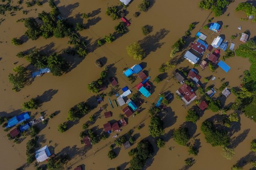 An aerial view of a flooded area in Ubon Ratchathani in Thailand’s northeastern province of Warin Chamrap district on September 14, 2019. – Floods in northeastern Thailand have inundated homes, roads and bridges, leaving over 23,000 people in evacuation shelters on September 14, as anger grows over the government’s “slow” emergency response. (Photo by Krit Phromsakla Na SAKOLNAKORN / THAI NEWS PIX / AFP)