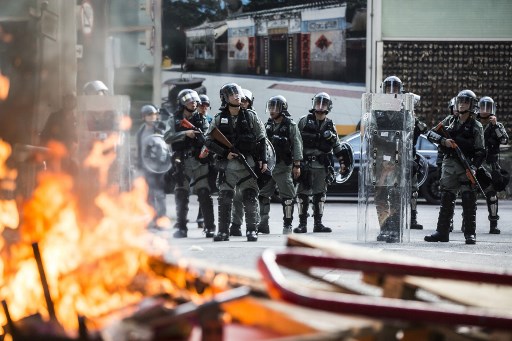 Riot police stand by during a protest in Tuen Mun on Sep. 29, 2019. Photo via Isaac Lawrence/AFP.