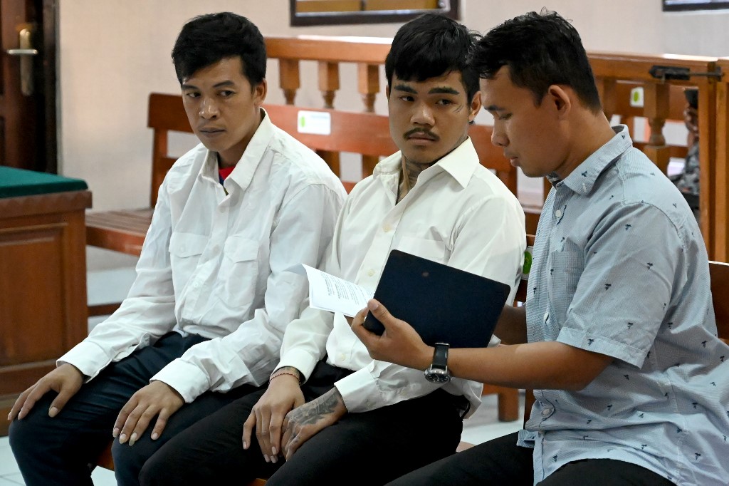 Thai nationals Prakob Seetasang (L) and Adison Phonlamat (C), accused of smuggling drugs, attend their hearing at the Denpasar court. Photo: AFP/Sonny Tumbelaka