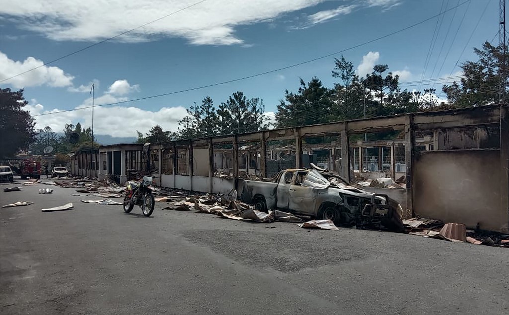 Burnt out shops are pictured along a street in Wamena on September 24, 2019, where hundreds had demonstrated and burned down a government office and other buildings the day before. – More than two dozen people have died in riots in Indonesia’s restive Papua region, authorities said on September 24, as thousands fled to shelters following violence that saw civilians burned alive in buildings set ablaze by protesters. (Photo by Vina Rumbewas / AFP)