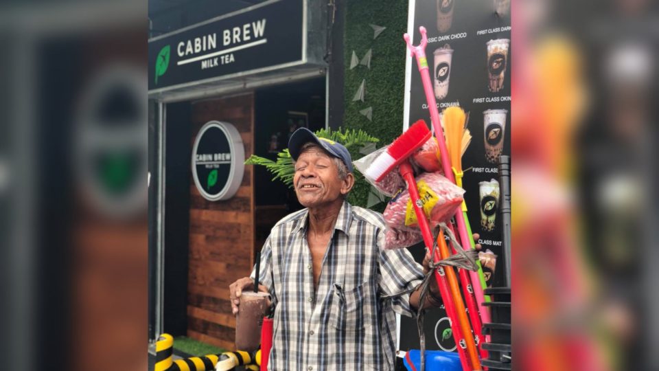 Teban, the street vendor. <i></noscript>Photo: Julio Mallari</i>