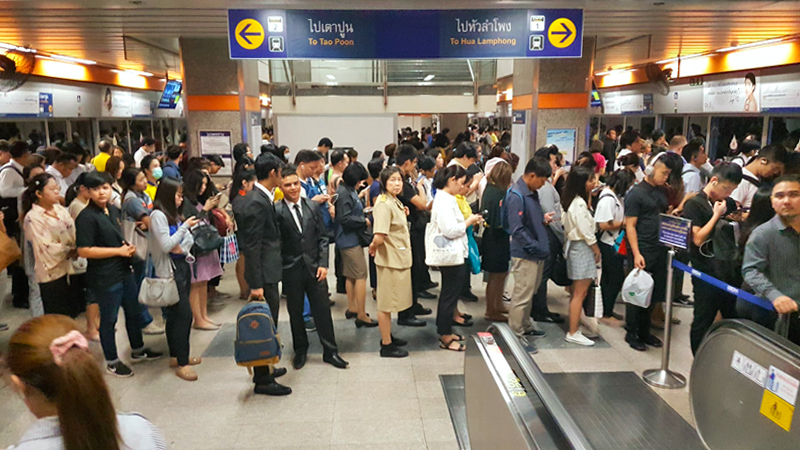 A very crowded MRT station. Photo: Twitter / pipe_rk_
