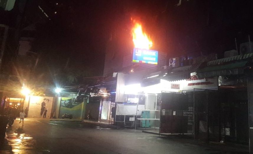 A fire broke out at Bobae Tower, a cheap clothing wholesale market and quickly spread through the 7-story building last night. Photo: UruphongFire / Twitter