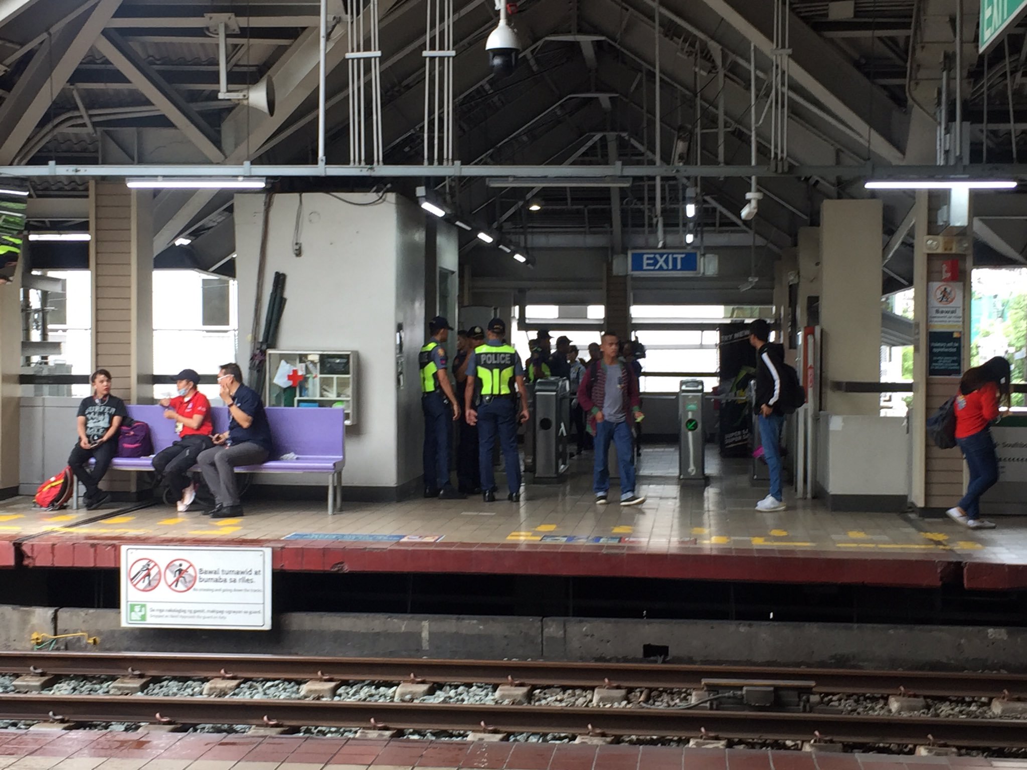 Police at the LRT-1 station after the accident. <i></noscript>Photo: Michael Delizo/ABS-CBN News</i>