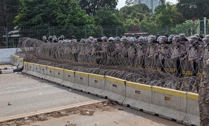 Riot police setting up a barricade outside the House of Parliament in Jakarta on Sep 30, 2019. Photo: Twitter/@AksiLangsung
