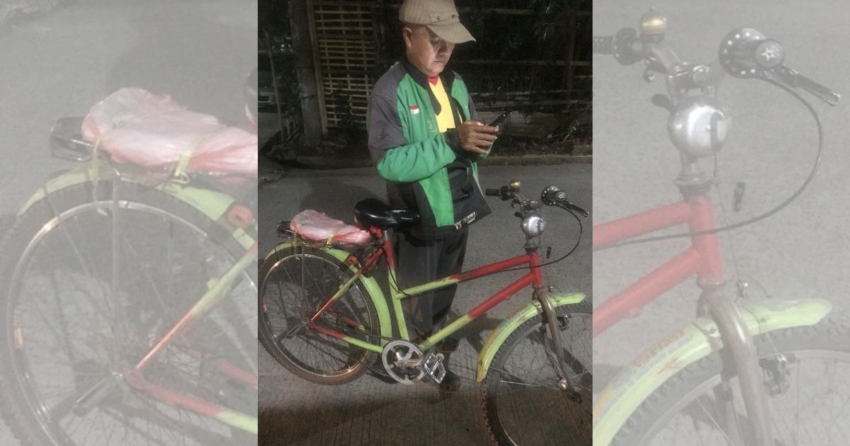 The story of Eko Susilo, a motorcycle taxi driver (locally known as ojek online or ojol for short) who’s currently using his bicycle to take food orders since his motorcycle broke down, has been making rounds on social media. Photo: Facebook/Eris Riswandi