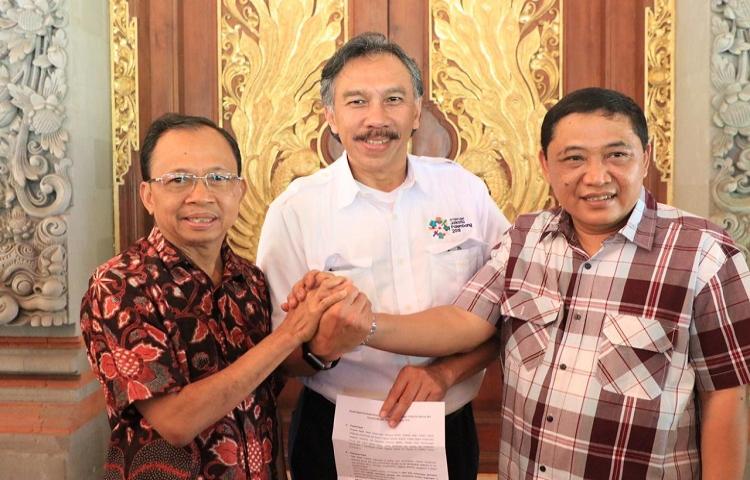 Bali Governor Wayan Koster, left, pose for a photo with Ridwan Djamaluddin, right, a Deputy for Infrastructure at the Coordinating Ministry of Maritime Affairs. Photo: Biro Humas Pemerintah Provinsi Bali 