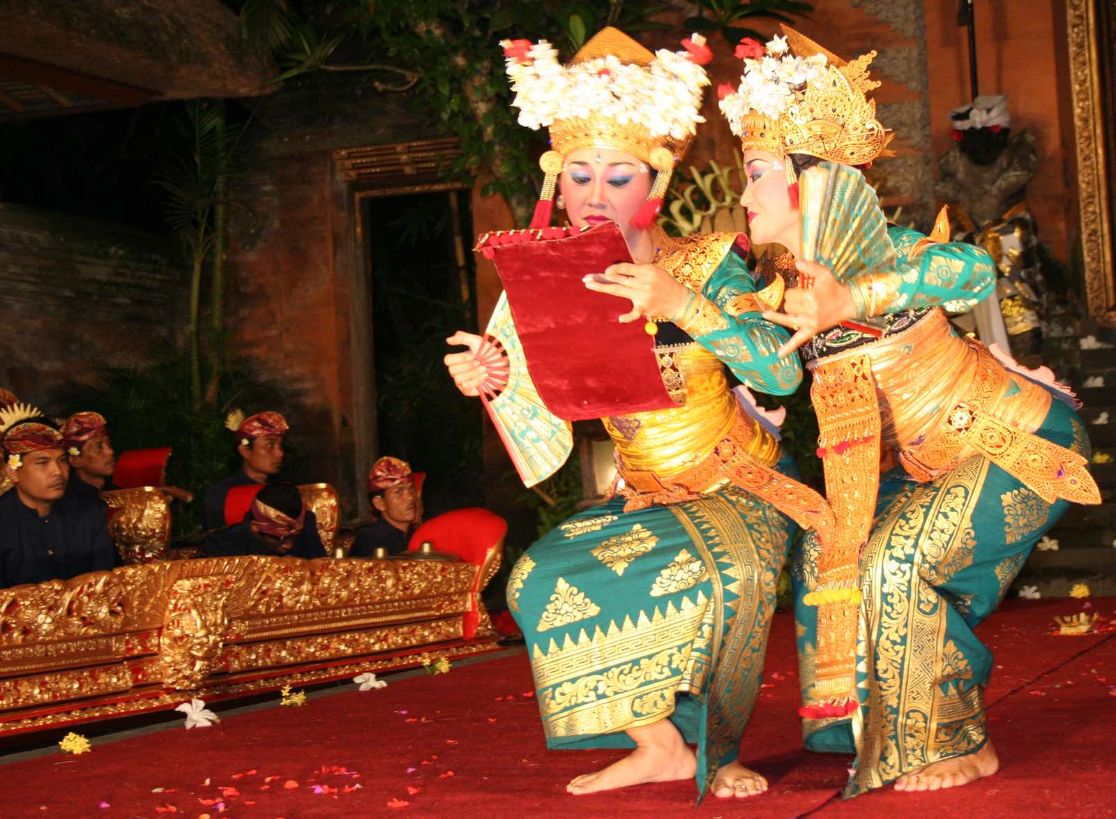 File photo of dancers performing the Legong dance, accompanied by music from gamelan. Photo: Wikimedia commons. 