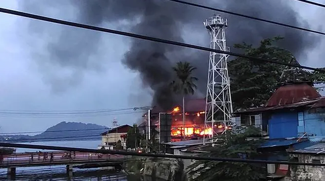 A burning building after hundreds of demonstrators marched near Papua’s biggest city Jayapura on Aug 29, 2019 via AFP / Indra Thamrin Hatta
