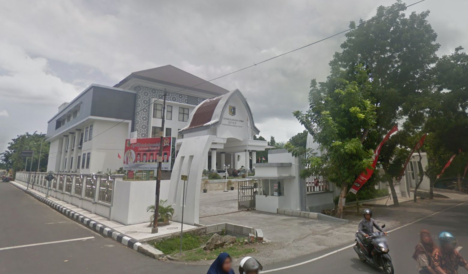 The building of Regional Legislative Council in East Lombok. Photo via Google Maps. 