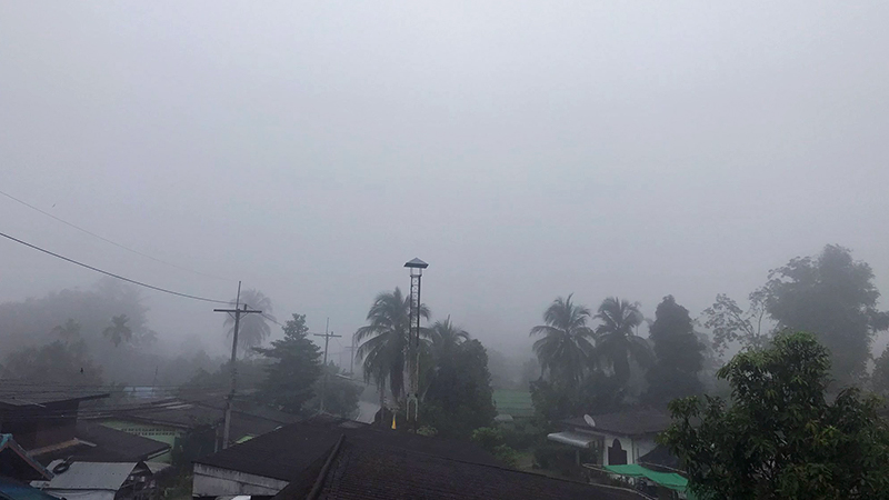 A very smoggy Songkhla Friday morning. Photo: @Cookkai1 / Twitter
