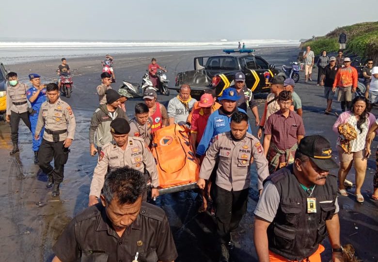 One of the two fishermen who went missing earlier this week while fishing around Tanah Lot in Tabanan regency was found dead on a beach this morning. Photo: Basarnas Bali