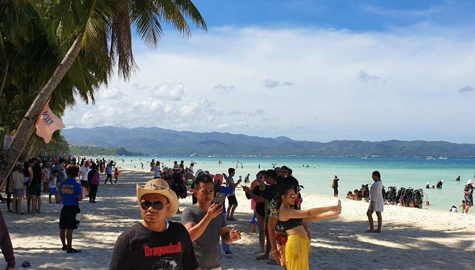 Tourists in Boracay. <i></noscript>Photo: Ivy Jean Vibar/ABS-CBN News</i>