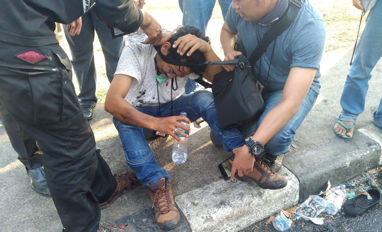 Photo showing one of the journalists who was allegedly injured by police in Makassar. Photo: Kabid Humas Polda Sulsel/ ist / via smartcitymakassar.com