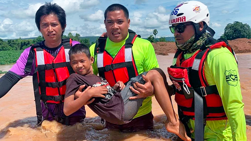 A boy being carried to higher ground by rescuers. Photo: Wipawadee news / Facebook
