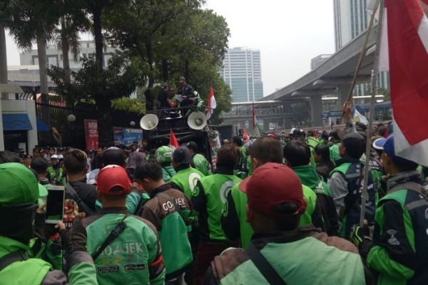 Go-Jek drivers protesting outside the Malaysian Embassy in Jakarta on Sep 3, 2019. Photo: Twitter/@TMCPoldaMetro