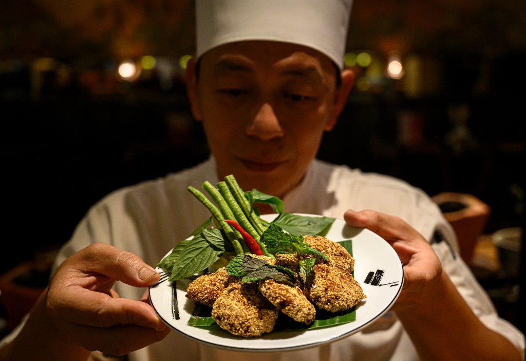 A chef presents a vegetarian version of ‘larb tod,’ or fried pork balls, made with a meat substitute, on Sept. 4 at a restaurant in Bangkok. Photo: Mladen Antonov / AFP