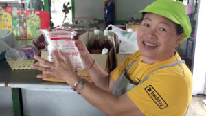 Sumtam vendor Tanyaporn Natawat, 42, shows reporters the bag of MSG she uses in Amnat Charoen province. Screenshot: Sanook