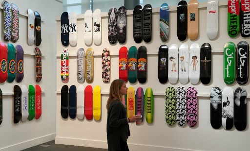 The complete collection of the 248 skateboard boards produced by the Supreme brand was sold for US0,000 at an online auction organized by Sotheby's. Image: Timothy A. Clary/AFP