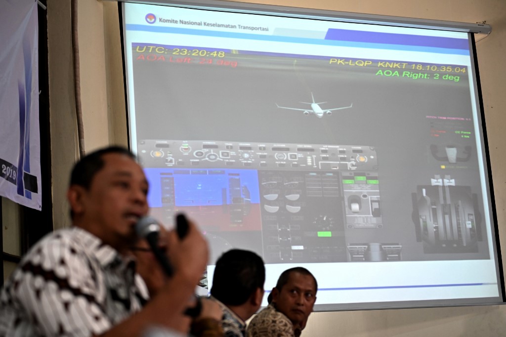 Indonesia’s National Transportation Safety Committee (KNKT) investigator Nurcahyo Utomo (L) briefs journalists during a press conference on the final report of the Lion Air flight 610 crash, in Jakarta on October 25, 2019. – Design flaws in the Boeing 737 Max’s flight-control system was a key factor in the crash of a Lion Air jet, which killed 189 people, Indonesian investigators said on October 25 in their final report on the disaster. (Photo by BAY ISMOYO / AFP)