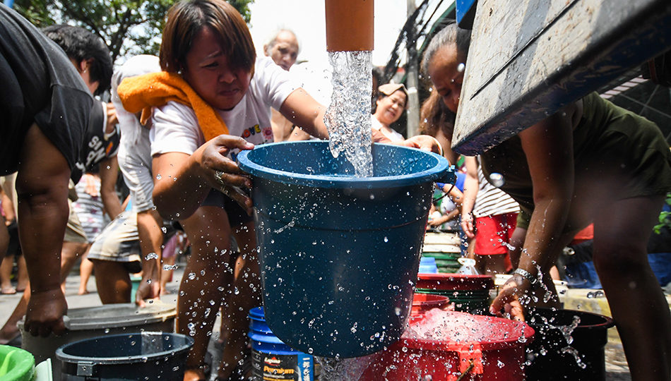 Residents line up in Mandaluyong to collect water. <i></noscript>Photo: Mark Demayo/ABS-CBN News</i>